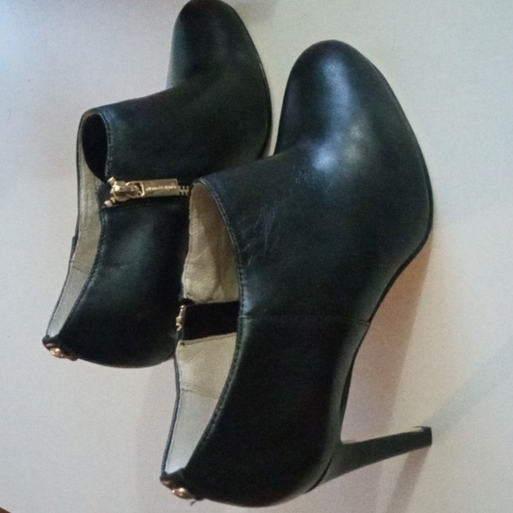 Michael Kors black Ankle Boots size 6.5M - Picture 2 of 6
